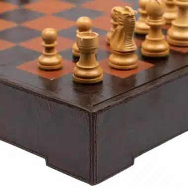 Esquina de cuero del tablero con piezas de madera de rosa dorada dispuestas
