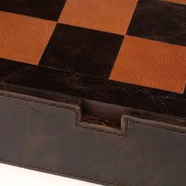 Detalle de la caja de cuero con el tablero marrón y camel