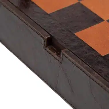 Esquina de la caja de cuero cerrada, con bisagra y costuras visibles