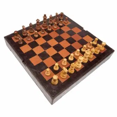 Tablero de ajedrez de cuero y juego de ajedrez de madera de rosa dorada, vista en ángulo diagonal