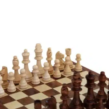 Detalle de las piezas claras y oscuras alineadas sobre el tablero