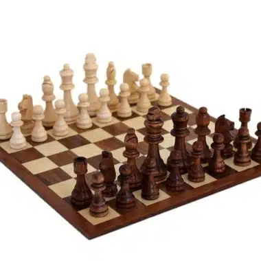 Juego completo de piezas de ajedrez de madera dispuestas para jugar