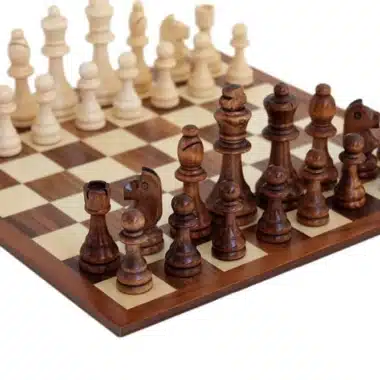 Juego de ajedrez para principiantes sobre tablero de nogal y arce