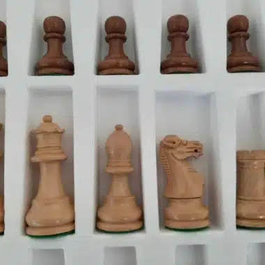 Piezas claras del juego Staunton Printemps colocadas en su caja, detalle de cerca
