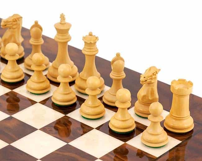 Conjunto Highclere Tablero de Ajedrez de Madera de Brezo y Olmo, Juego de Ajedrez de Madera de Ébano y Bujes & Caja de Almacenamiento de Madera de Rosa Dorado - Imagen 3