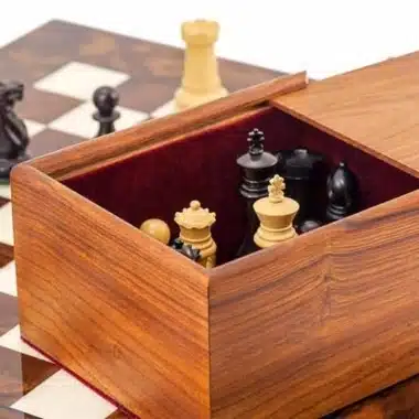 Caja de almacenamiento de palisandro forrada en fieltro rojo con piezas blancas y negras