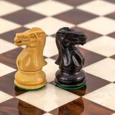 Caballos de boj y ébano, detalle tallado sobre el tablero