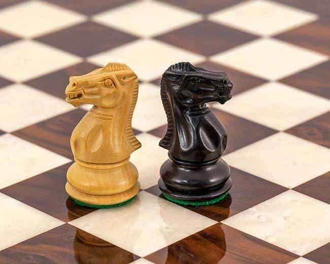 Conjunto Highclere Tablero de Ajedrez de Madera de Brezo y Olmo, Juego de Ajedrez de Madera de Ébano y Bujes & Caja de Almacenamiento de Madera de Rosa Dorado - Imagen 7