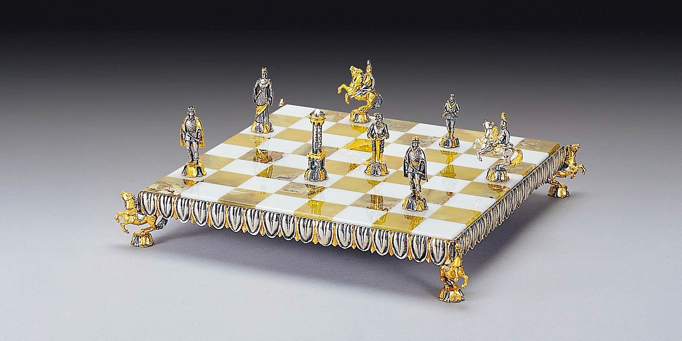 Ensemble "Renaissance Florentine" Echiquier et Jeu d'Echecs en Bronze, Onyx et Or 24 Carats
