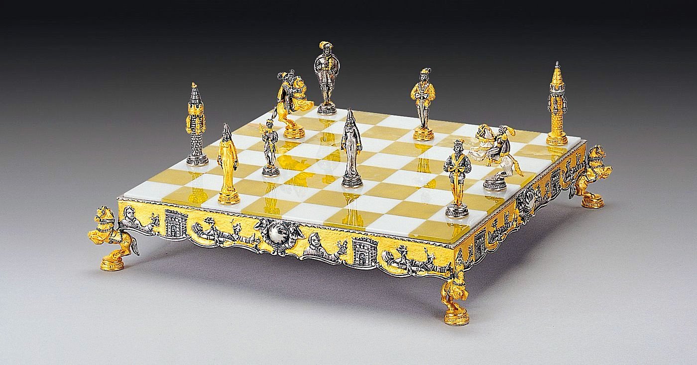 Ensemble "Gulliver et les Lilliputiens" Echiquier et Jeu d'Echecs en Bronze, Onyx et Or 24 Carats
