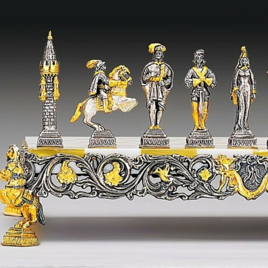 Alternative view of Conjunto Gulliver y los Lilliputienses II Tablero y Juego de Ajedrez en Bronce, Onice y Oro de 24 Quilates