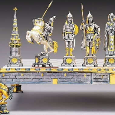 Alternative view of Conjunto Dimitri Donskoy Príncipe Ruso del Siglo XV Tablero de Ajedrez y Juego de Ajedrez en Bronce, Ónix y Oro de 24 Quilates