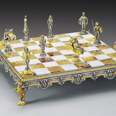 Ensemble "Epoque Médiévale" Echiquier et Jeu d'Echecs en Bronze, Onyx et Or 24 Carats