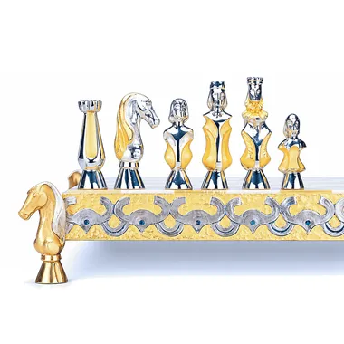 Alternative view of Conjunto Los Moros en España Siglo VIII Tablero de Ajedrez y Juego de Ajedrez en Bronce, Ónix y Oro de 24 Quilates