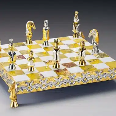 Conjunto Los Moros en España Siglo VIII Tablero de Ajedrez y Juego de Ajedrez en Bronce, Ónix y Oro de 24 Quilates