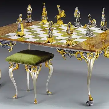 Conjunto XL Luis XIV el Rey Sol Mesa de Ajedrez rectangular y Juego de Ajedrez en Bronce, Ónix y Oro de 24 Quilates
