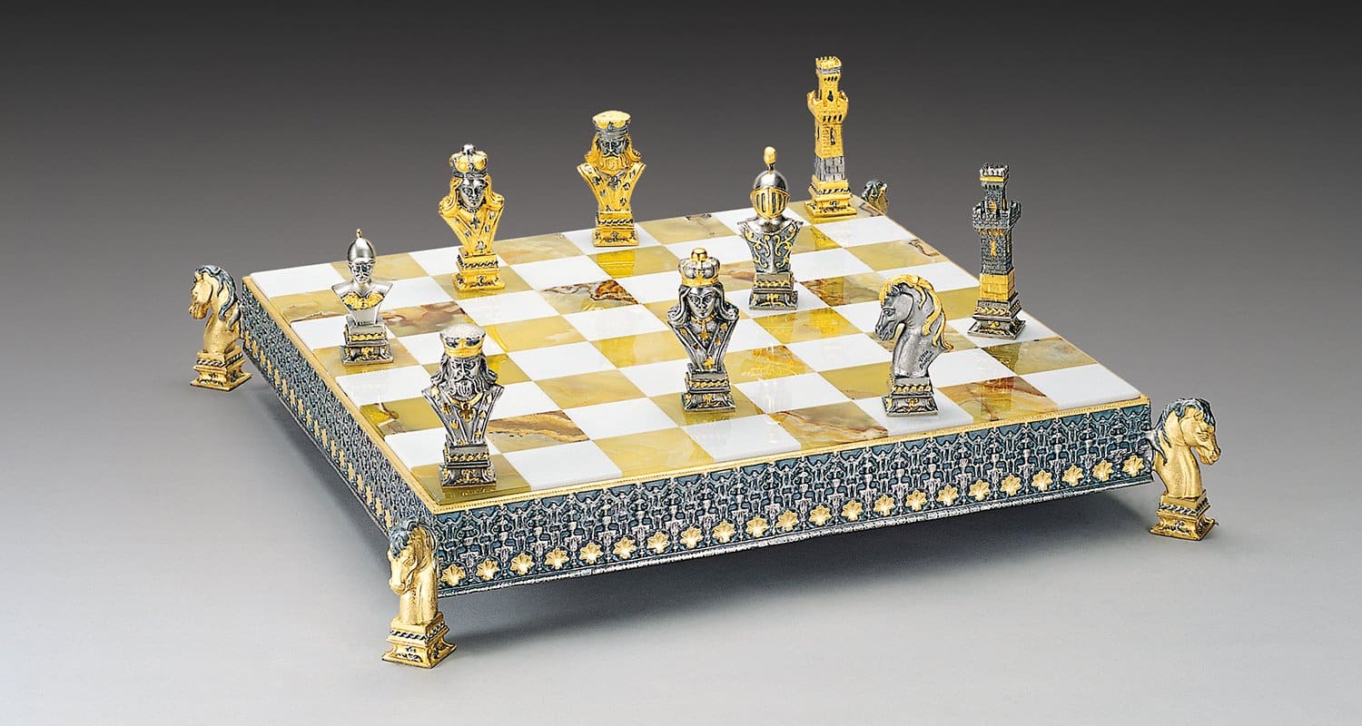 Ensemble "Poker II" Echiquier et Jeu d'Echecs en Bronze, Onyx et Or 24 Carats