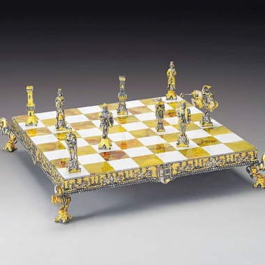 Ensemble "Henri II d'Angleterre" Echiquier et Jeu d'Echecs en Bronze, Onyx et Or 24 Carats