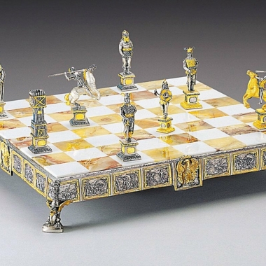 Ensemble "Prince Siegfried Héros des Nibelungen" Echiquier et Jeu d'Echec en Bronze, Onyx et Or 24 Carats