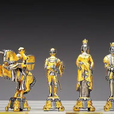 Ensemble "Roi Arthur et Guenièvre" Table d'Echiquier et Jeu d'Echecs en Bronze, Onyx et Or 24 Carats
