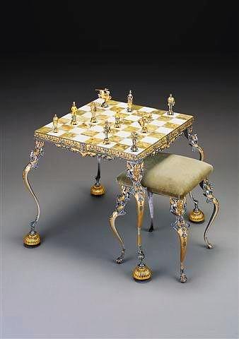 Ensemble "Roi Arthur et Guenièvre" Table d'Echiquier et Jeu d'Echecs en Bronze, Onyx et Or 24 Carats