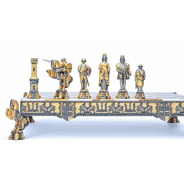 Alternative view of Conjunto Rey Arturo y Ginebra Tablero de Ajedrez y Juego de Ajedrez en Bronce, Ónix y Oro de 24 Quilates