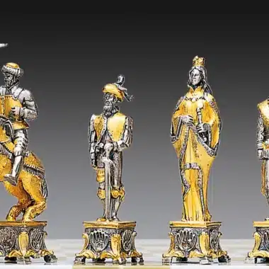 Piezas de los Soldados del Estado en bronce dorado y plateado, detalle de las figuras del bando contrario