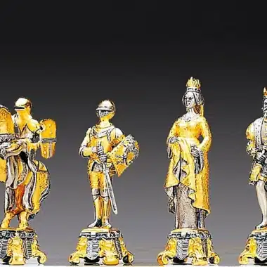Piezas de ajedrez medievales en bronce dorado que representan caballeros, reina y rey
