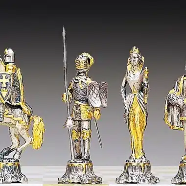 Detalle de las piezas de ajedrez medievales en bronce y oro con caballo, alfil y rey