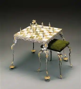 Mesa de ajedrez medieval en bronce y ónix con juego de ajedrez y taburete