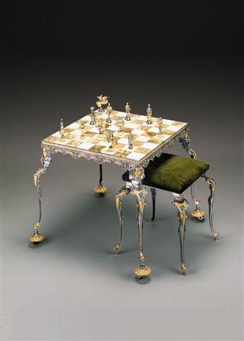 Conjunto Batalla Medieval Siglo XIII Mesa de Ajedrez y Juego de Ajedrez en Bronce, Ónix y Oro de 24 Quilates