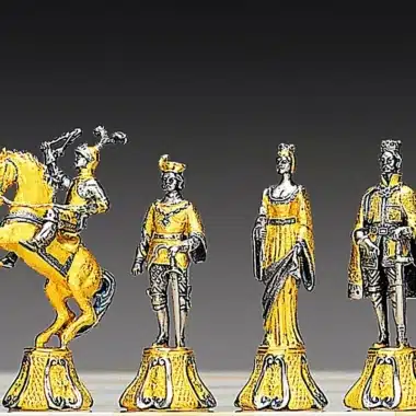 Piezas de ajedrez doradas que representan rey, dama, caballero y caballo