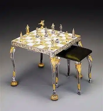 Conjunto Louis XIV el Rey Sol 1643 Mesa de Ajedrez cuadrada y Juego de Ajedrez en Bronce, Ónix y Oro de 24 Quilates