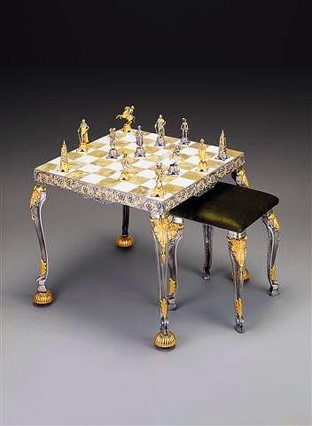 Ensemble "Louis XIV le Roi Soleil 1643" Table d'Echiquier carré et Jeu d'Echecs en Bronze, Onyx et Or 24 Carats