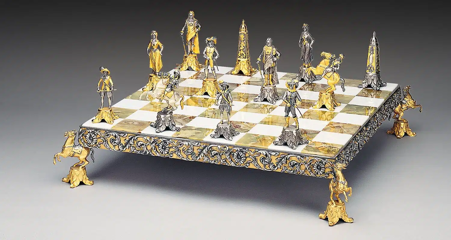 Conjunto Luis XIV el Rey Sol II Tablero de Ajedrez y Juego de Ajedrez en Bronce, Ónix y Oro de 24 Quilates