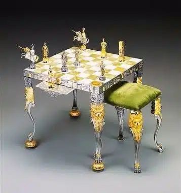Conjunto "Véneto Medieval" Mesa de Ajedrez Cuadrada y Juego de Ajedrez en Bronce, Ónix y Oro de 24 Quilates