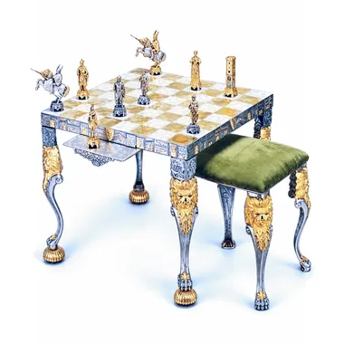 Conjunto "Véneto Medieval" Mesa de Ajedrez Cuadrada y Juego de Ajedrez en Bronce, Ónix y Oro de 24 Quilates