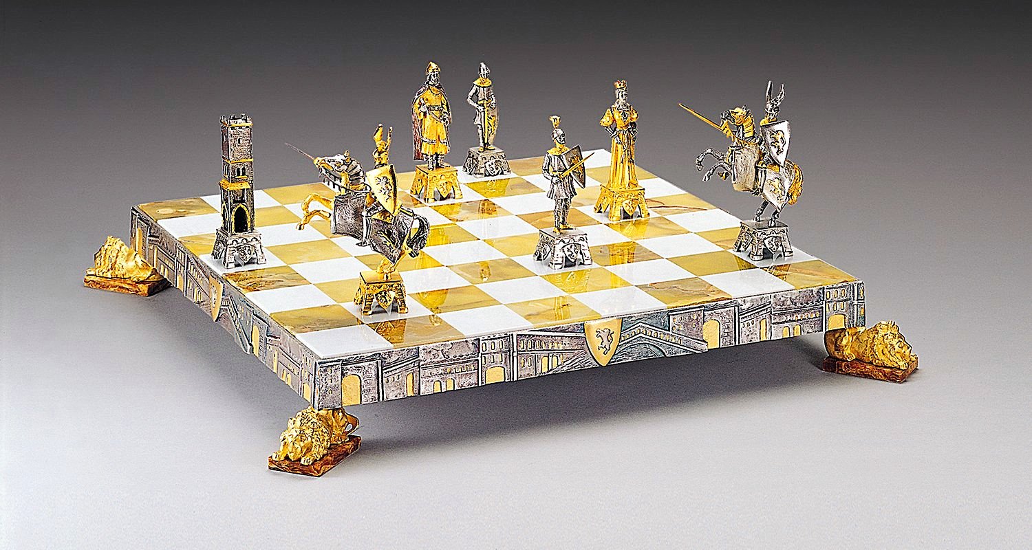 Ensemble "Vénétie Médiévale" Echiquier et Jeu d'Echecs en Bronze, Onyx et Or 24 Carats
