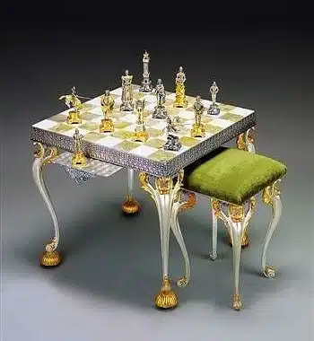 Mesa de ajedrez cuadrada en bronce, ónix y oro con piezas y taburete verde