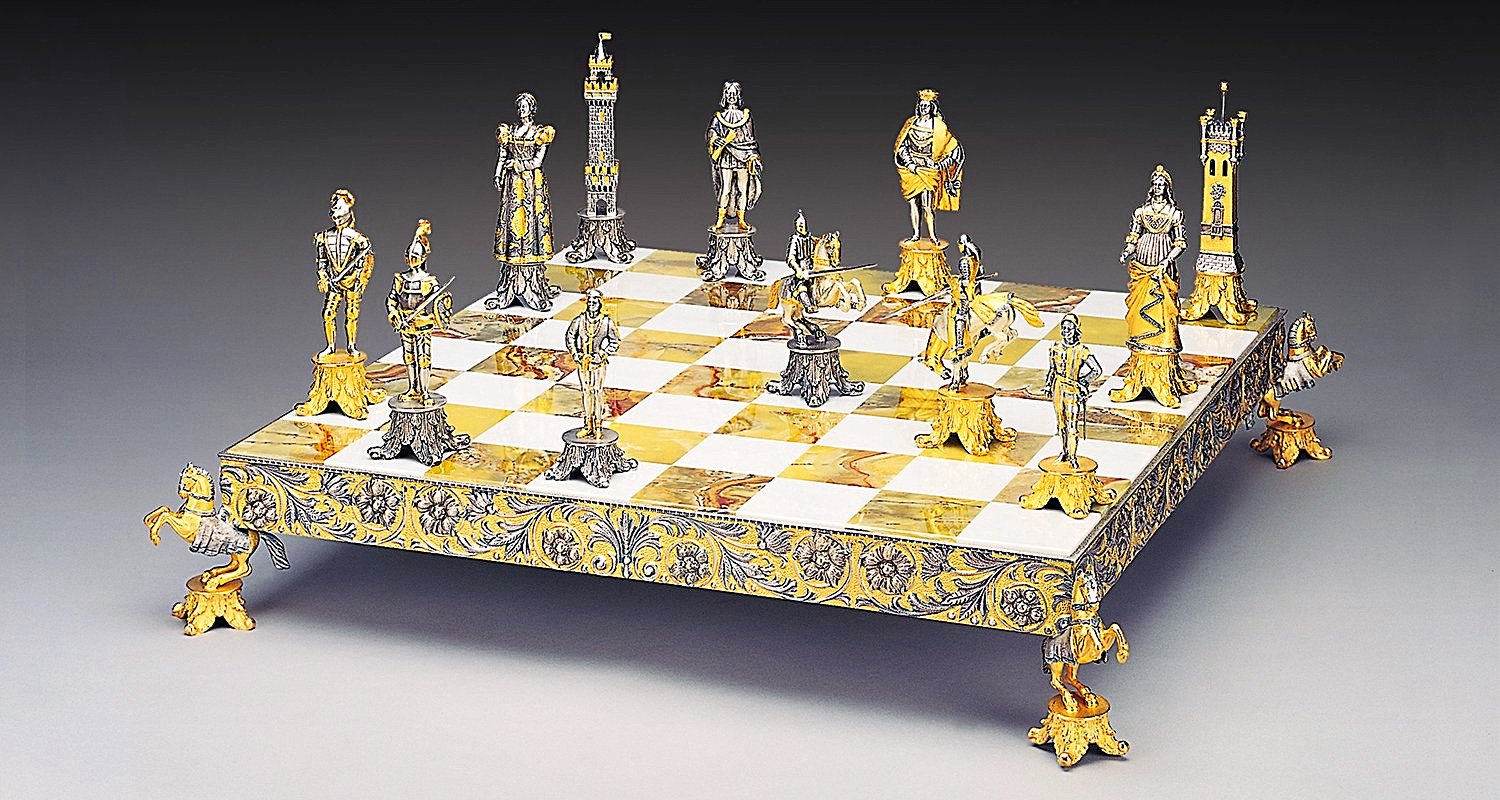 Ensemble "Médicis Vs Pazzi" Echiquier et Jeu d'Echecs en Bronze, Onyx et Or 24 Carats