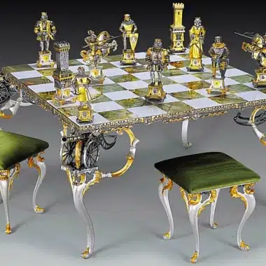 Mesa de ajedrez medieval en ónix con piezas de bronce y oro de 24 quilates, taburetes de terciopelo