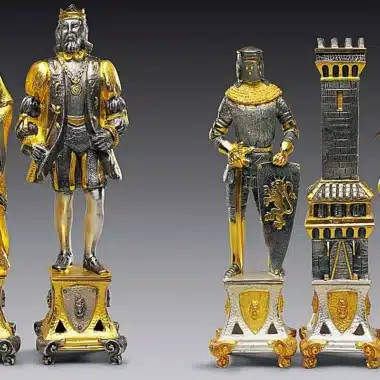 Piezas de ajedrez medievales en bronce dorado: rey, caballo y torre detallados