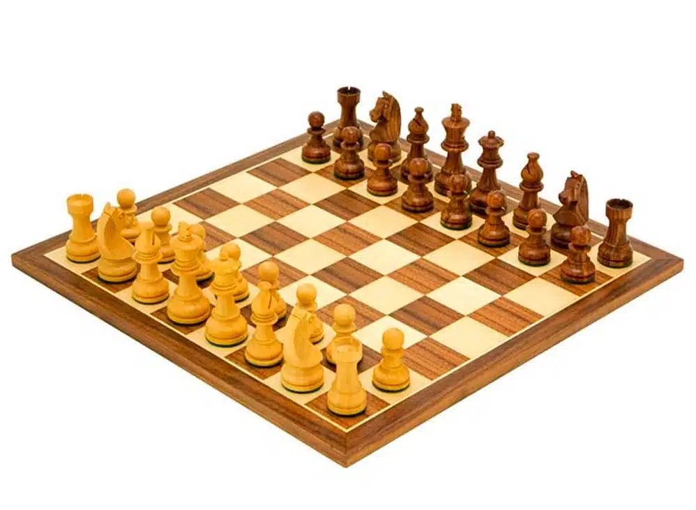 Tablero de ajedrez "Knight Academy" de nogal y arce y juego de ajedrez de palisandro