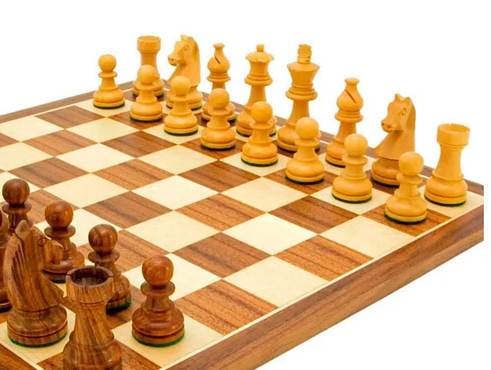 Tablero de ajedrez "Knight Academy" de nogal y arce y juego de ajedrez de palisandro
