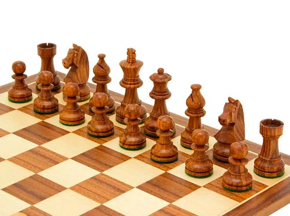 Tablero de ajedrez "Knight Academy" de nogal y arce y juego de ajedrez de palisandro
