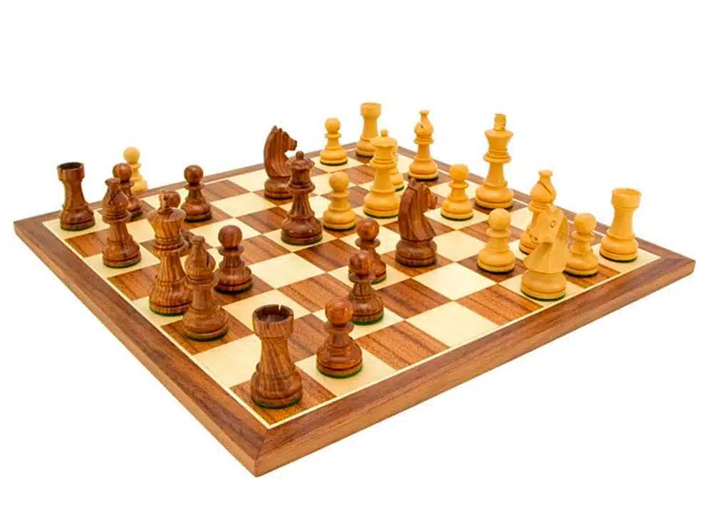 Tablero de ajedrez "Knight Academy" de nogal y arce y juego de ajedrez de palisandro