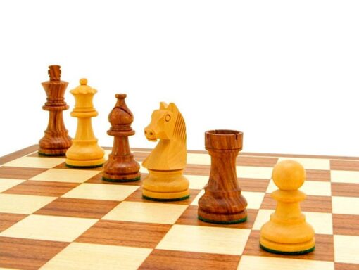 Tablero de ajedrez "Knight Academy" de nogal y arce y juego de ajedrez de palisandro
