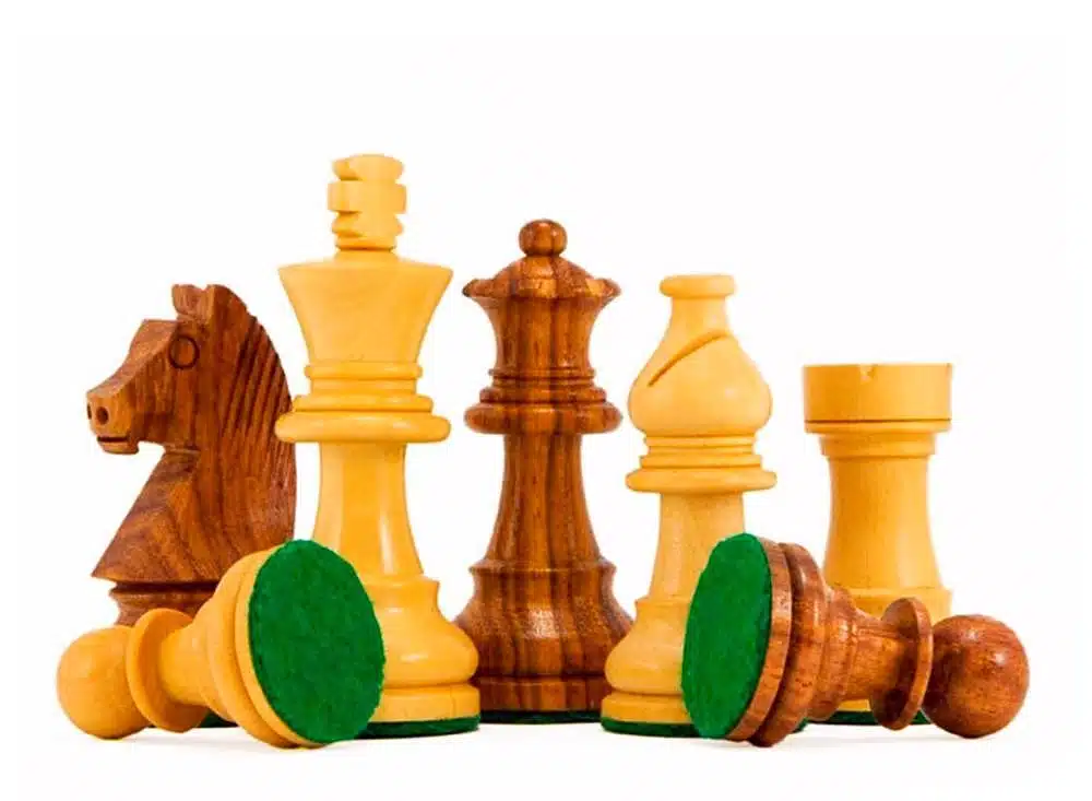 Tablero de ajedrez "Knight Academy" de nogal y arce y juego de ajedrez de palisandro