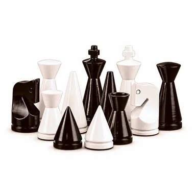 Juego de ajedrez Pirámide Moderna completo colocado sobre una mesa oscura