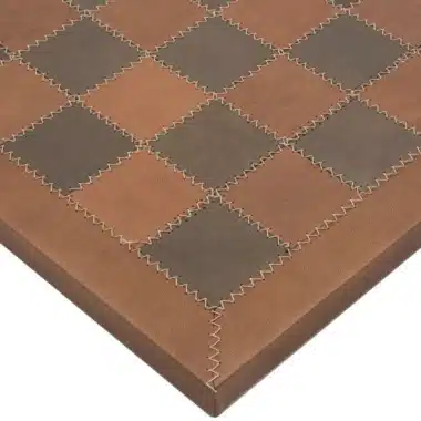 Tablero de ajedrez de cuero auténtico, detalle de la esquina con costuras en zigzag